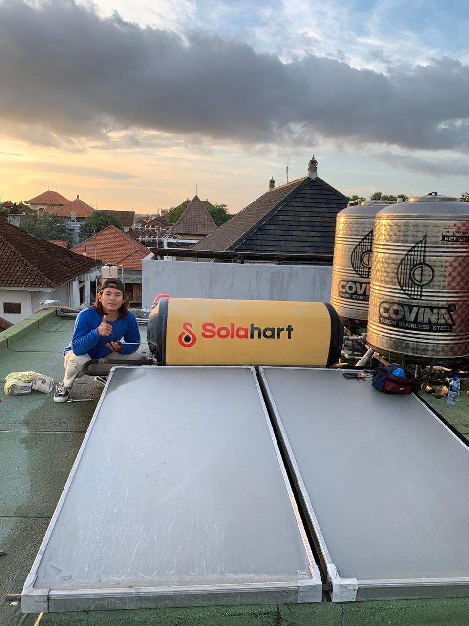 Unit solar water heater Solahart yang ditangani teknisi
