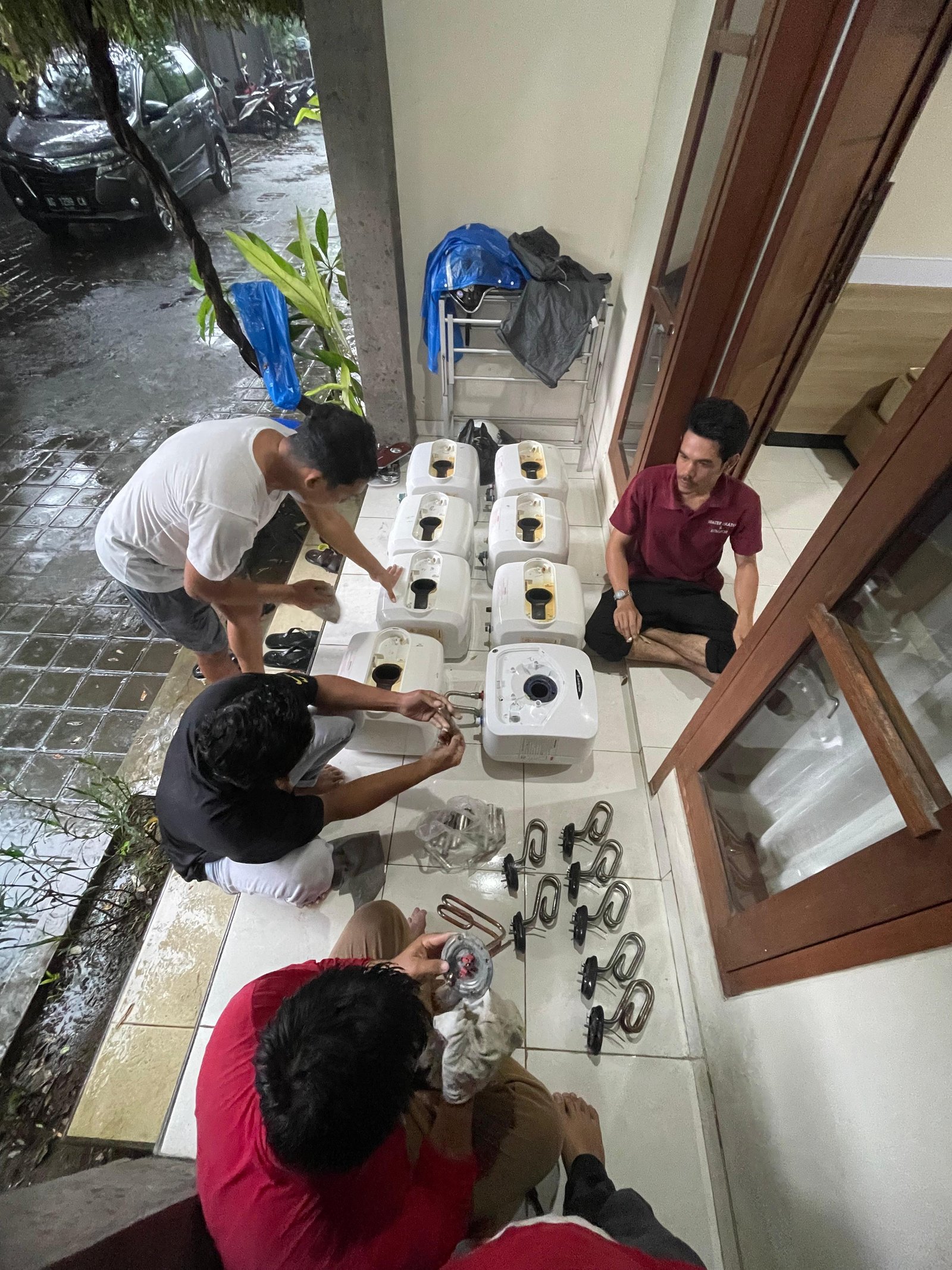 Proses perawatan beberapa unit water heater oleh teknisi