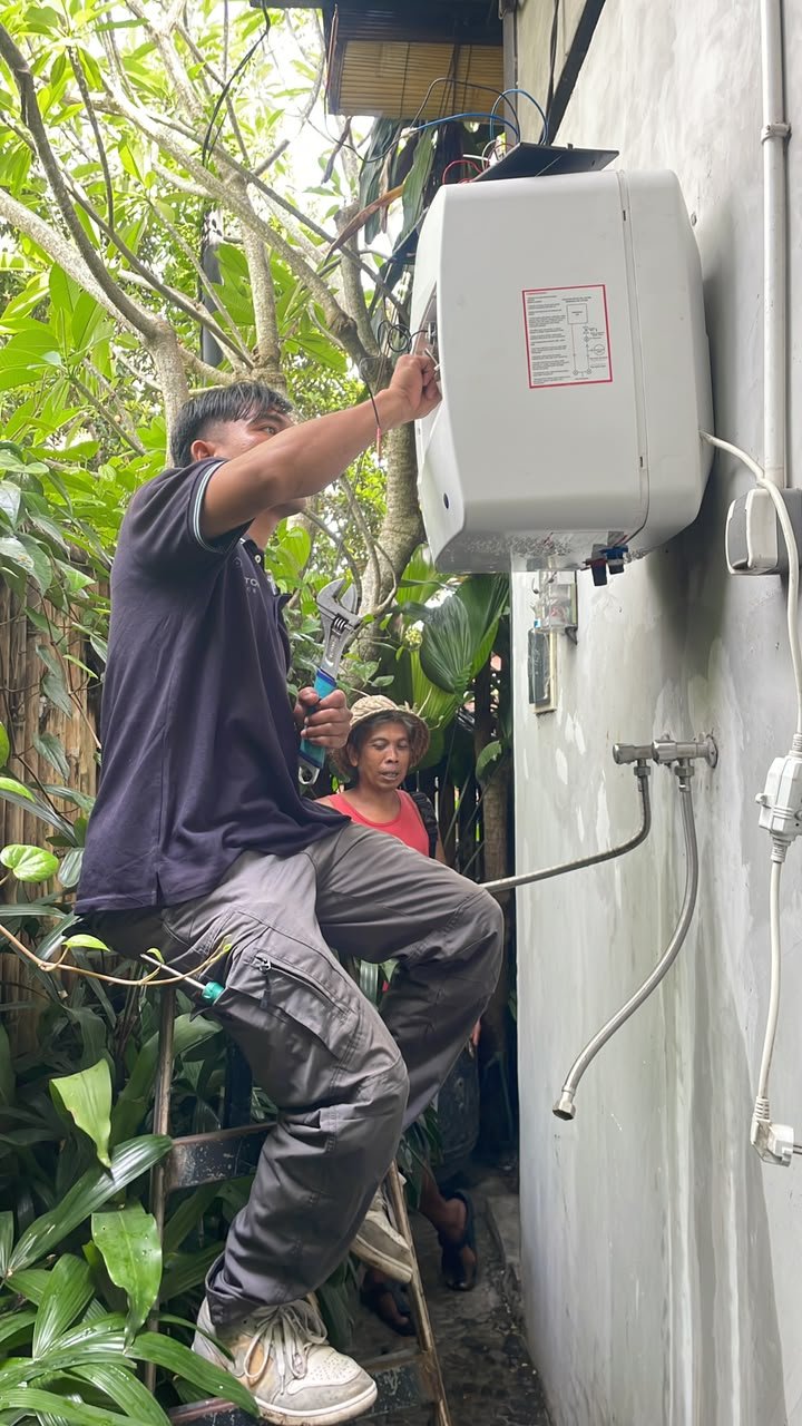 Teknisi melakukan pengecekan water heater terpasang